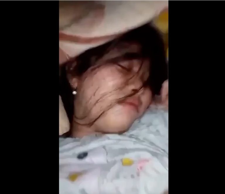 Poster of Đang ngủ thì bị đụ bất ngờ