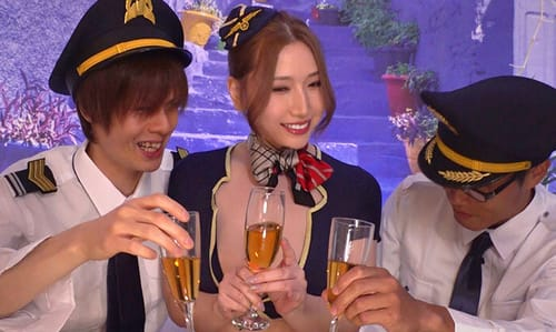 Poster of Để đảm bảo chất lượng bay, bé tiếp viên zú pự "phục vụ" cả hành khách lẫn cơ trưởng