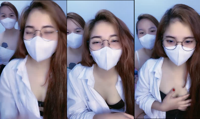 Poster of Hai em teen mới lớn livestream show hàng cực phê Part 1