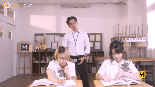 Poster of Mất trật tự trên lớp, 2 em nữ sinh bị thầy giáo "phạt" sau giờ