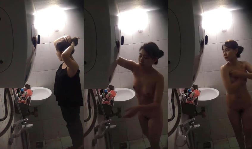 Poster of Thêm 1 em xinh gái dáng ngon đi tắm bị quay lén